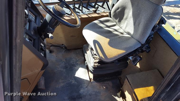 image for item L1595 1987 Caterpillar Challenger 65 tractor