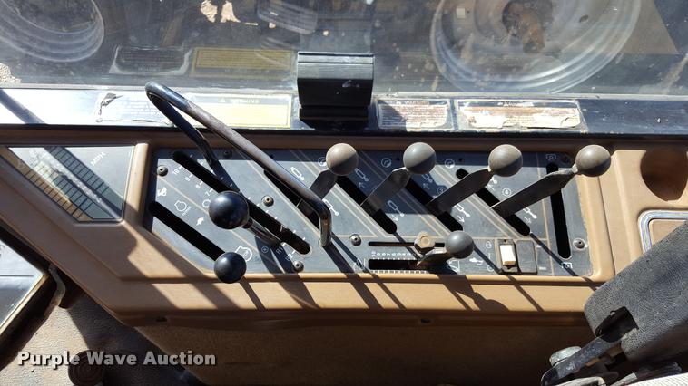 image for item L1595 1987 Caterpillar Challenger 65 tractor