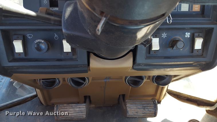 image for item L1595 1987 Caterpillar Challenger 65 tractor