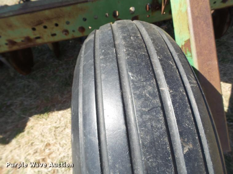 image for item L1603 John Deere 520 grain drill