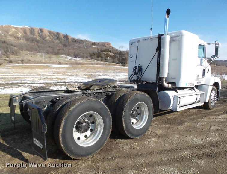 image for item DA0555 1996 Freightliner FLD112 semi truck