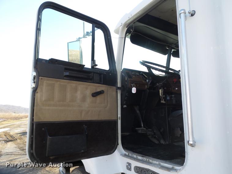image for item DA0555 1996 Freightliner FLD112 semi truck