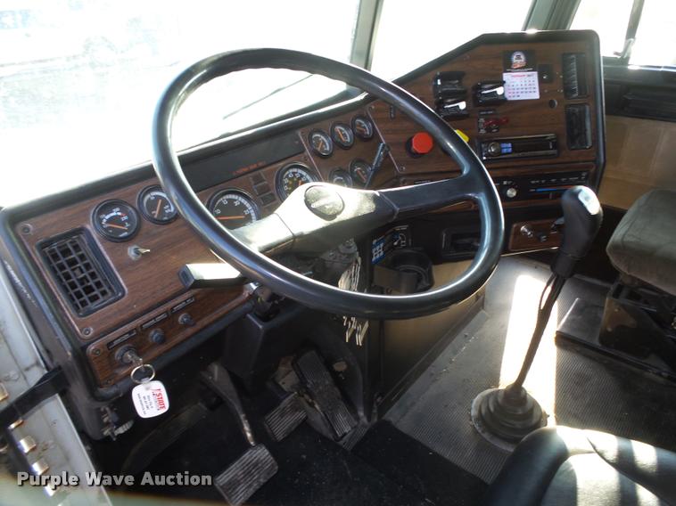 image for item DA0555 1996 Freightliner FLD112 semi truck