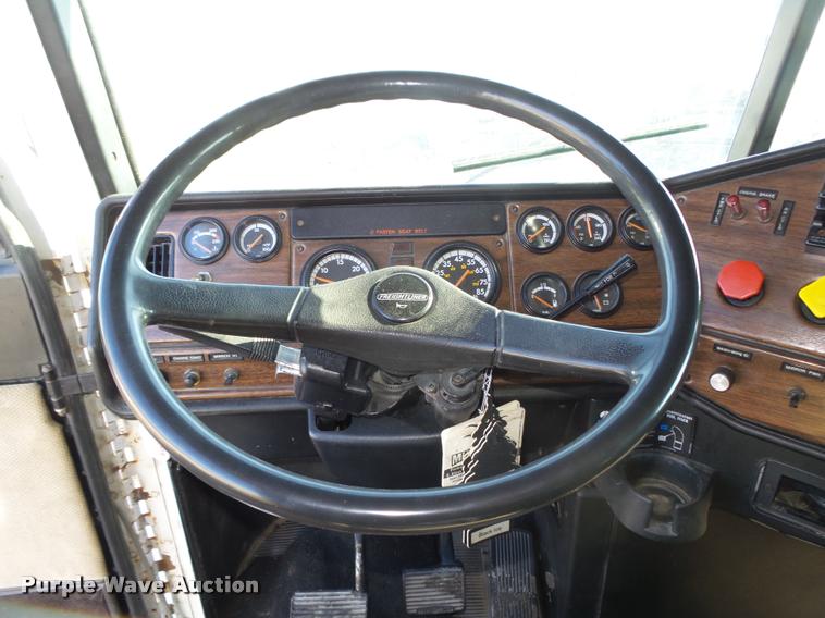 image for item DA0555 1996 Freightliner FLD112 semi truck
