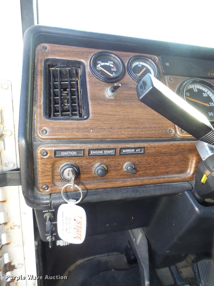 image for item DA0555 1996 Freightliner FLD112 semi truck