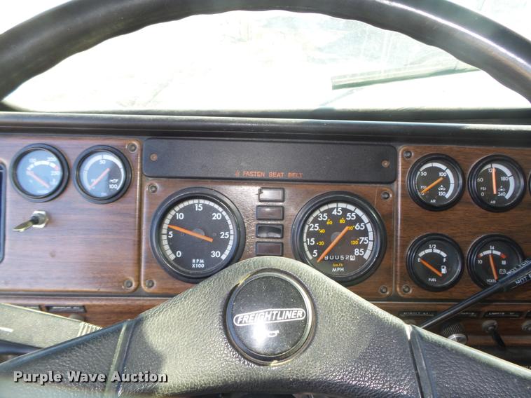 image for item DA0555 1996 Freightliner FLD112 semi truck