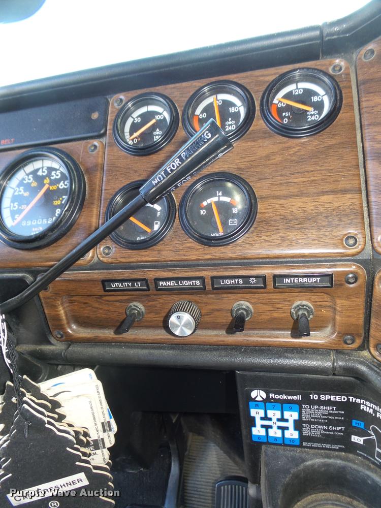 image for item DA0555 1996 Freightliner FLD112 semi truck