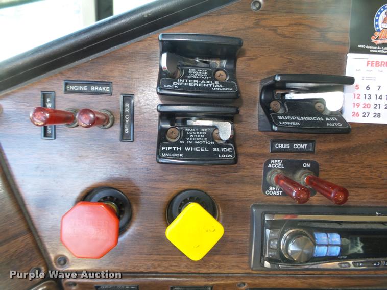 image for item DA0555 1996 Freightliner FLD112 semi truck