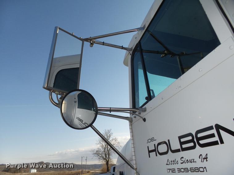 image for item DA0555 1996 Freightliner FLD112 semi truck