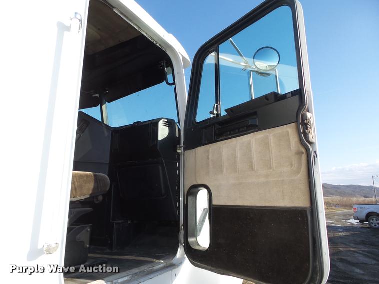 image for item DA0555 1996 Freightliner FLD112 semi truck