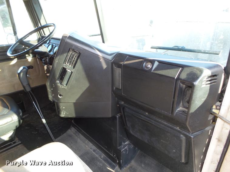 image for item DA0555 1996 Freightliner FLD112 semi truck