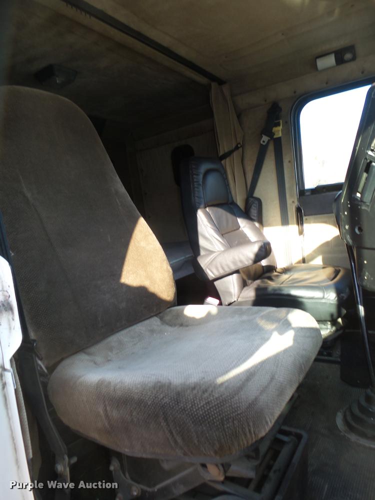 image for item DA0555 1996 Freightliner FLD112 semi truck