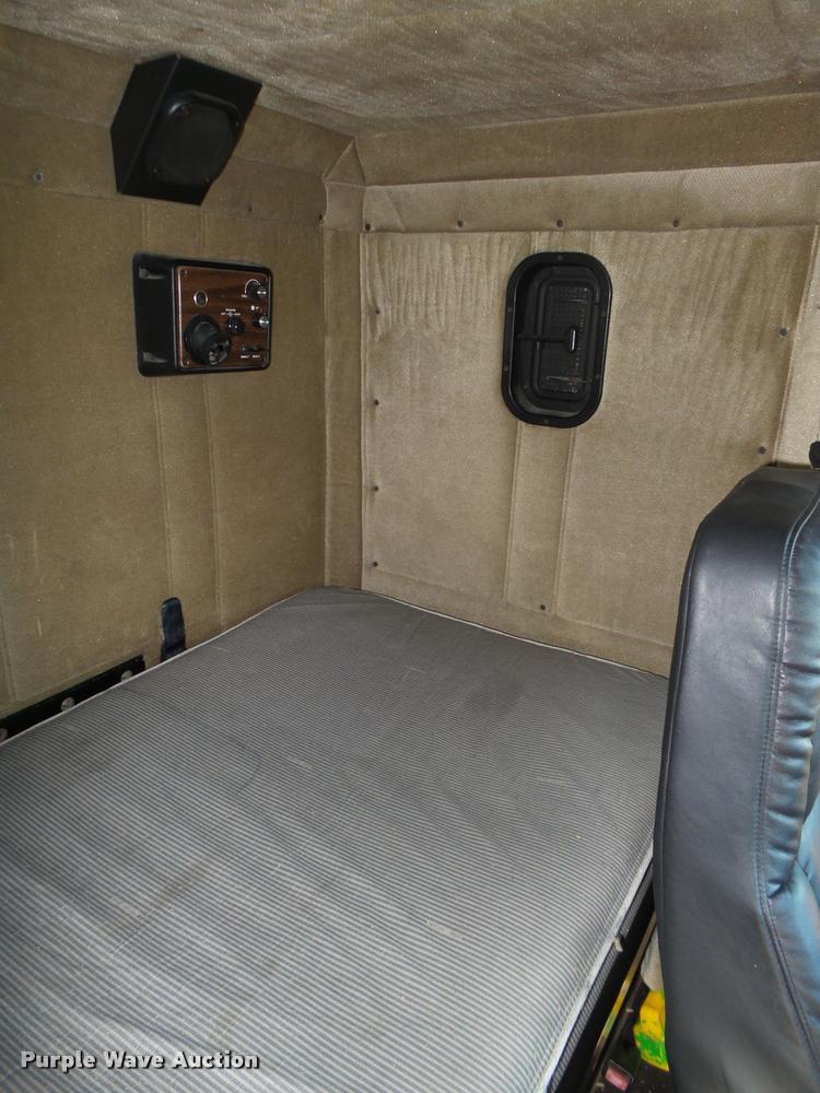 image for item DA0555 1996 Freightliner FLD112 semi truck