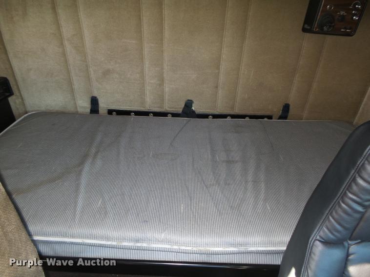 image for item DA0555 1996 Freightliner FLD112 semi truck