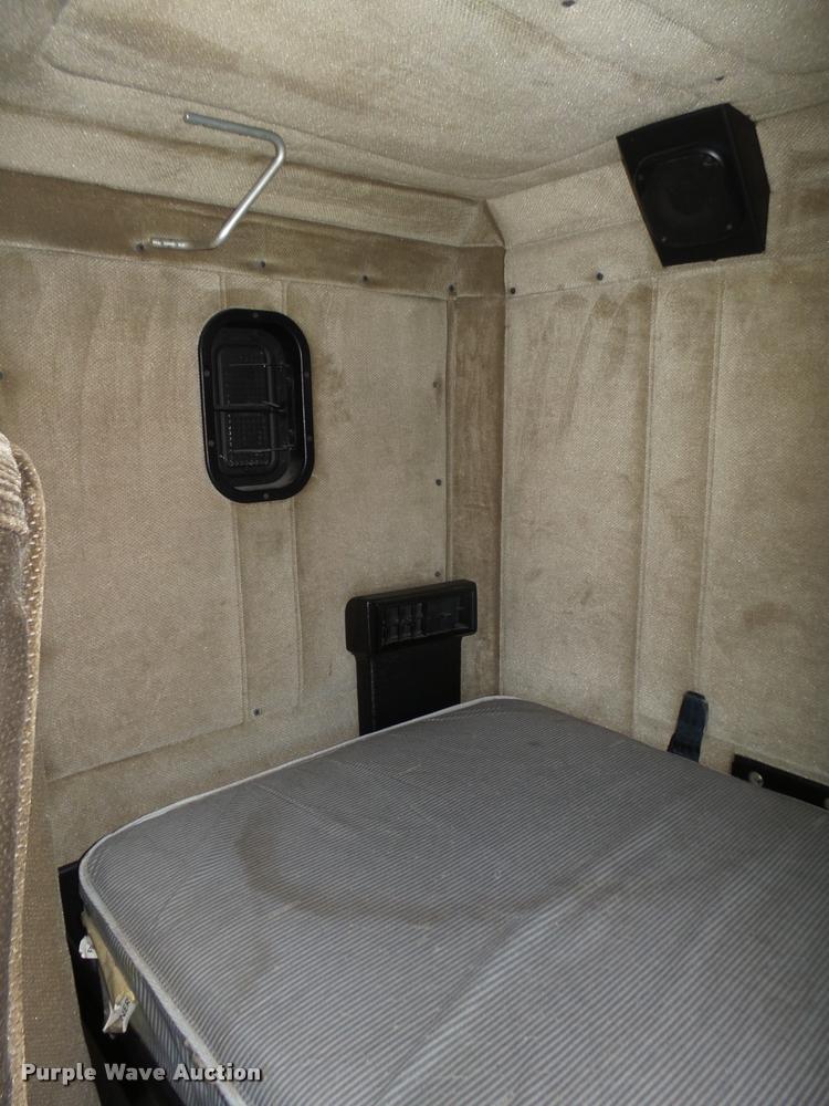 image for item DA0555 1996 Freightliner FLD112 semi truck