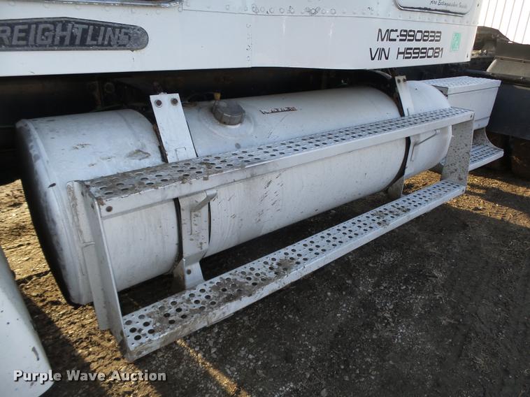 image for item DA0555 1996 Freightliner FLD112 semi truck