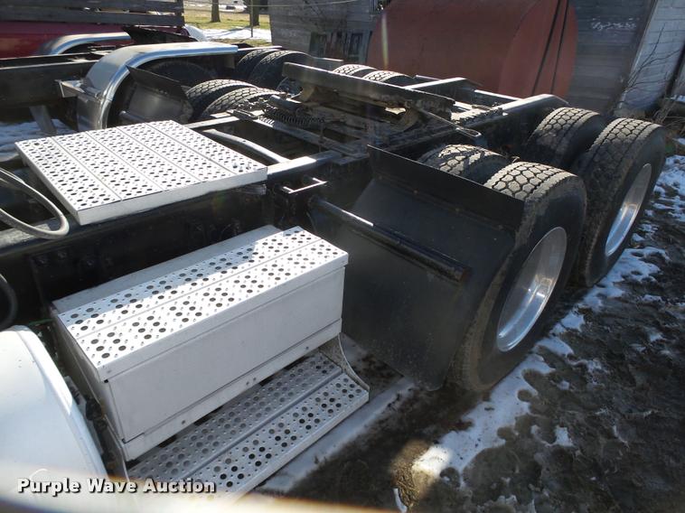 image for item DA0555 1996 Freightliner FLD112 semi truck