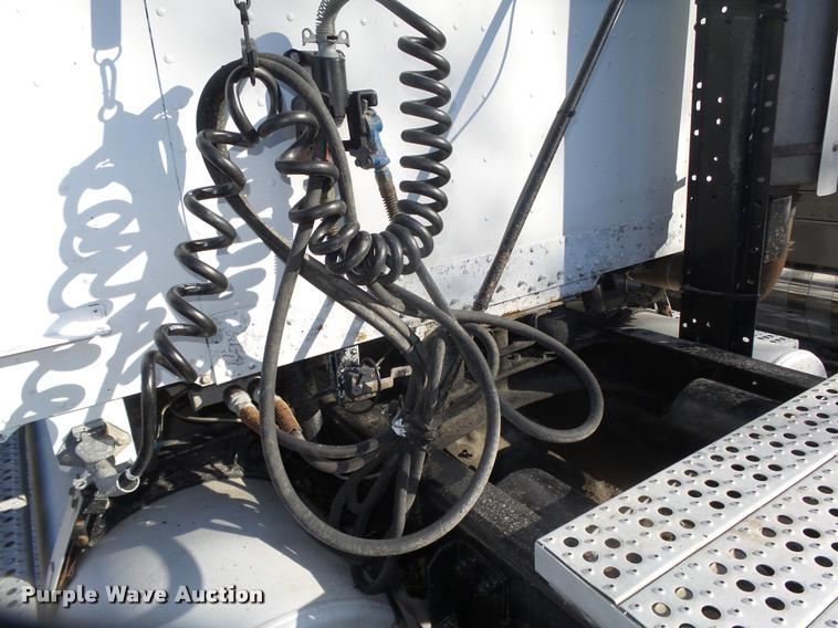 image for item DA0555 1996 Freightliner FLD112 semi truck