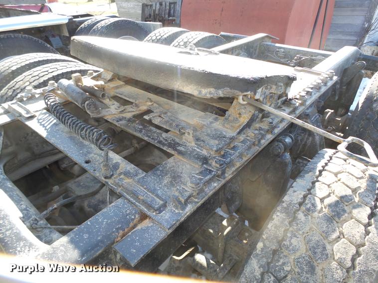 image for item DA0555 1996 Freightliner FLD112 semi truck