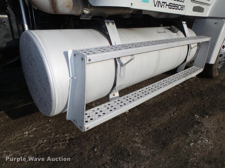 image for item DA0555 1996 Freightliner FLD112 semi truck