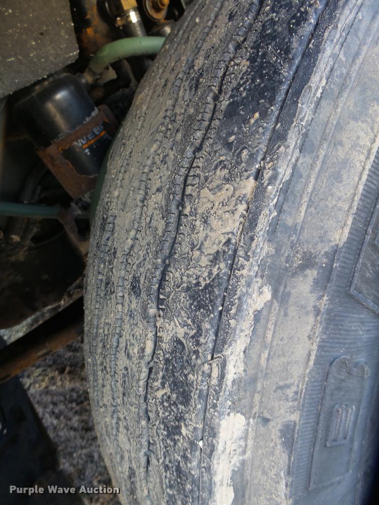 image for item DA0555 1996 Freightliner FLD112 semi truck