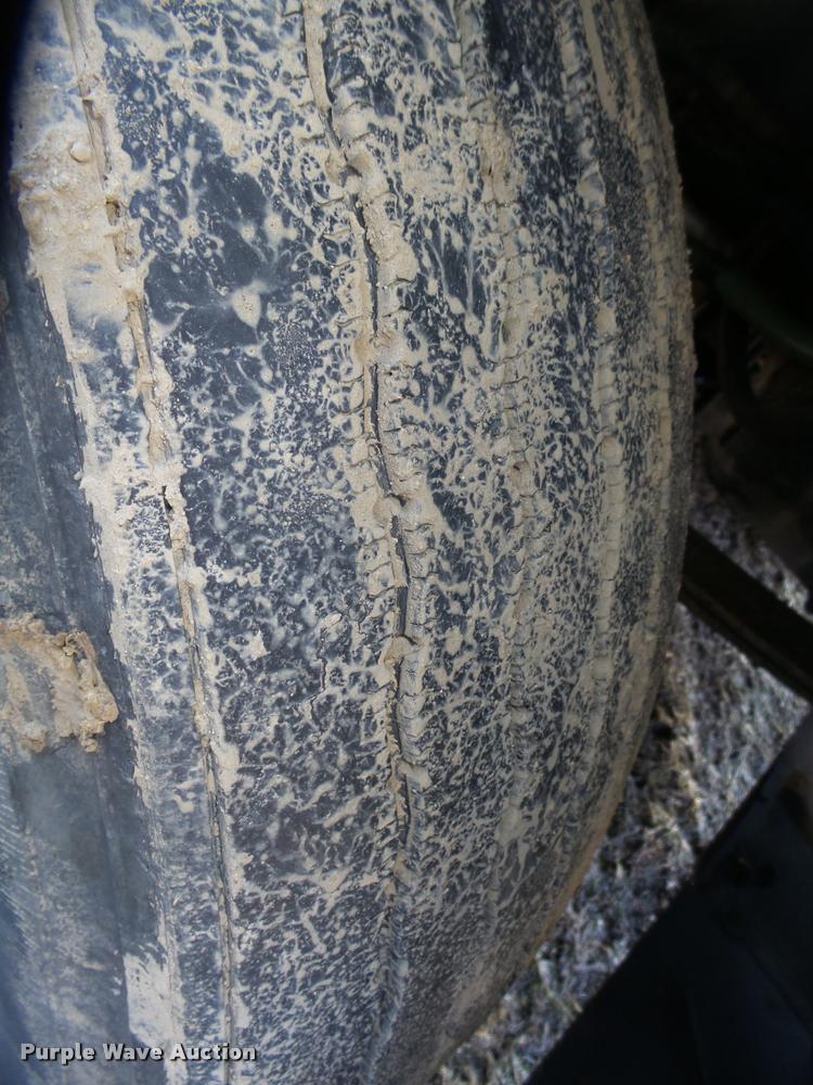 image for item DA0555 1996 Freightliner FLD112 semi truck