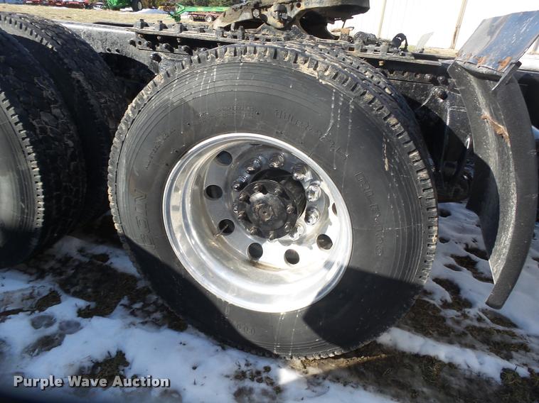 image for item DA0555 1996 Freightliner FLD112 semi truck