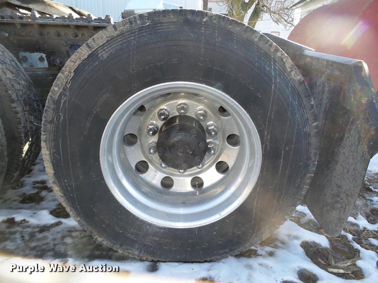 image for item DA0555 1996 Freightliner FLD112 semi truck