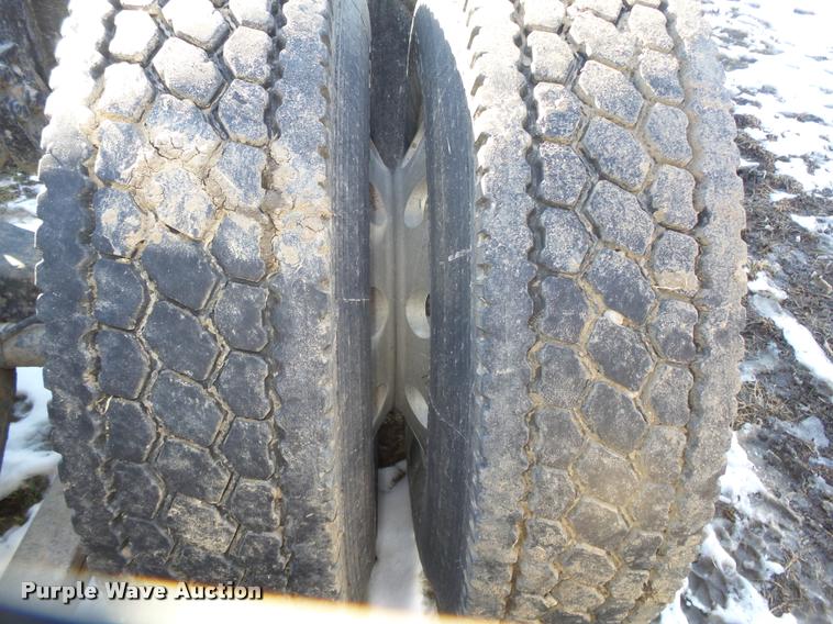 image for item DA0555 1996 Freightliner FLD112 semi truck