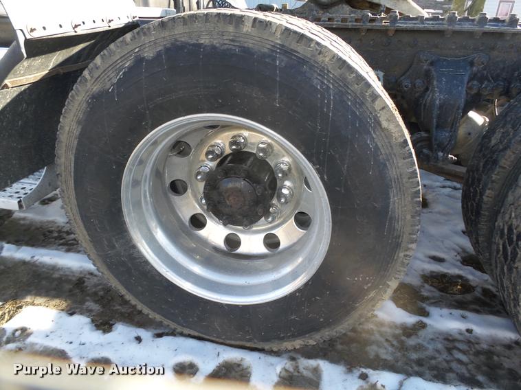 image for item DA0555 1996 Freightliner FLD112 semi truck