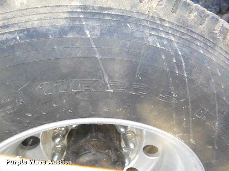 image for item DA0555 1996 Freightliner FLD112 semi truck