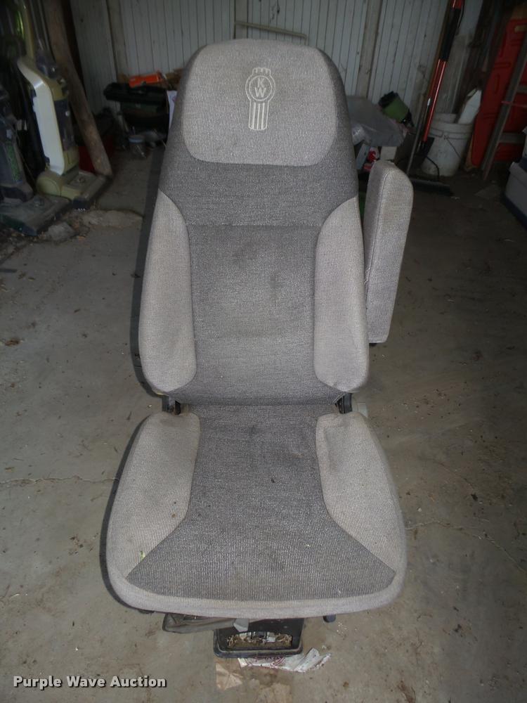 image for item DA0555 1996 Freightliner FLD112 semi truck