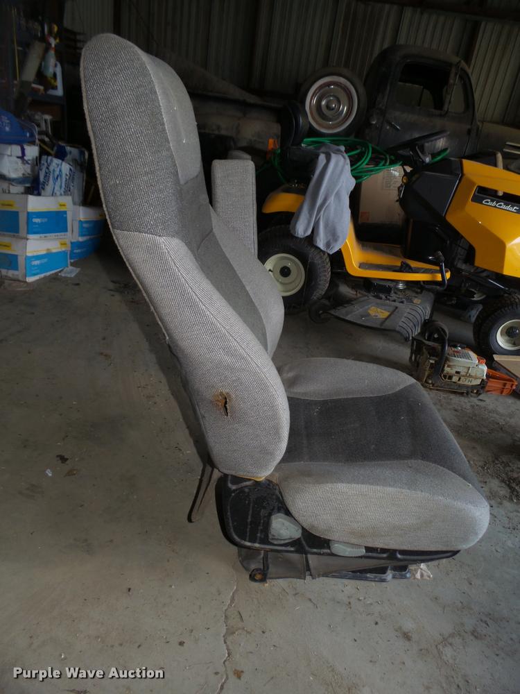 image for item DA0555 1996 Freightliner FLD112 semi truck