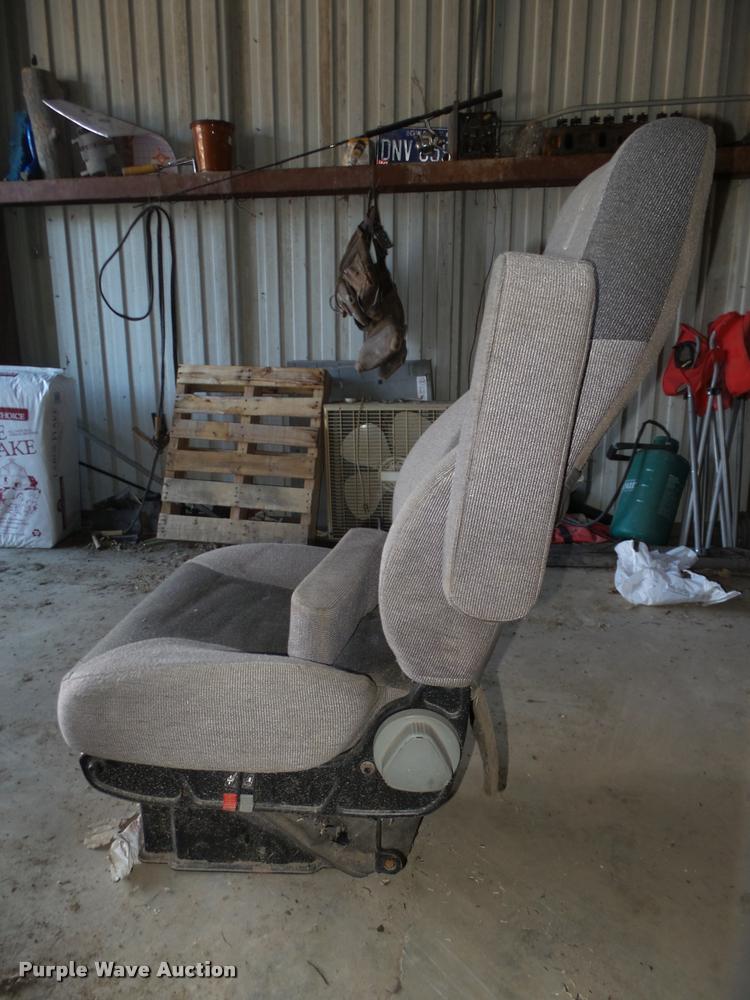 image for item DA0555 1996 Freightliner FLD112 semi truck