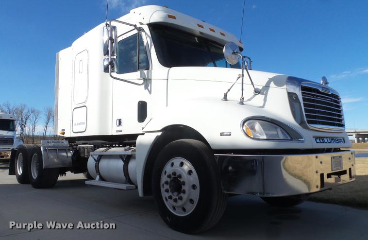 image for item DA0573 2005 Freightliner Columbia semi truck
