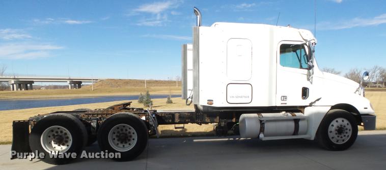 image for item DA0573 2005 Freightliner Columbia semi truck