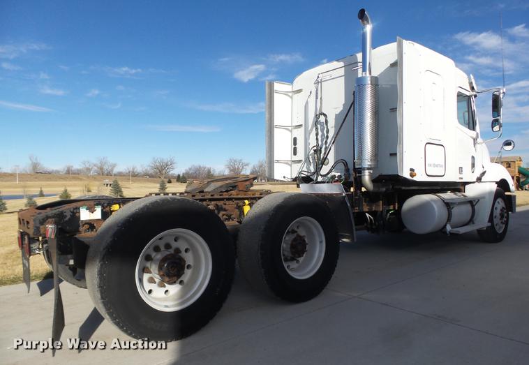 image for item DA0573 2005 Freightliner Columbia semi truck