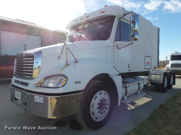 image for item DA0573 2005 Freightliner Columbia semi truck