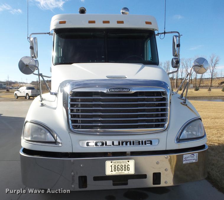 image for item DA0573 2005 Freightliner Columbia semi truck