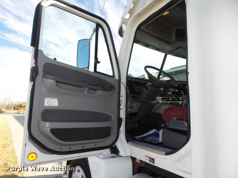 image for item DA0573 2005 Freightliner Columbia semi truck