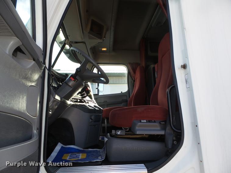 image for item DA0573 2005 Freightliner Columbia semi truck