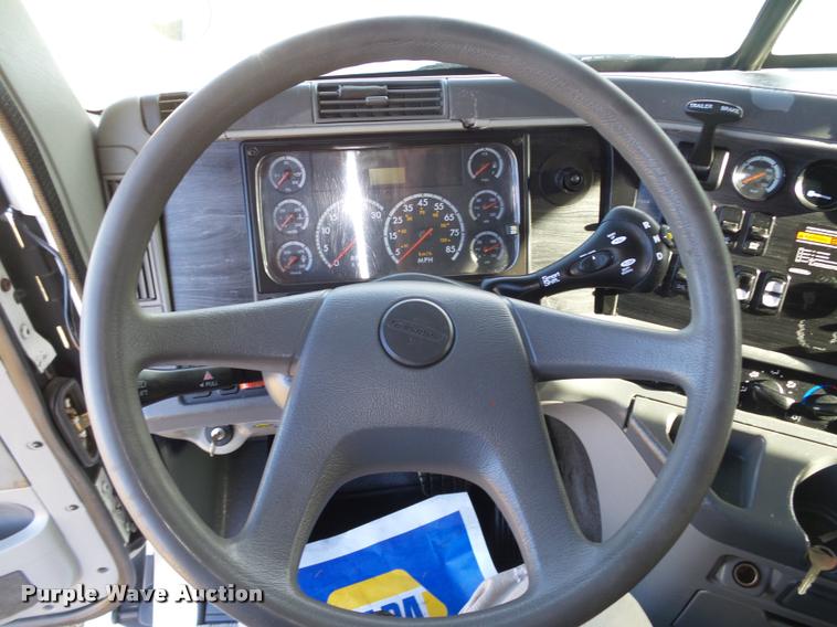 image for item DA0573 2005 Freightliner Columbia semi truck