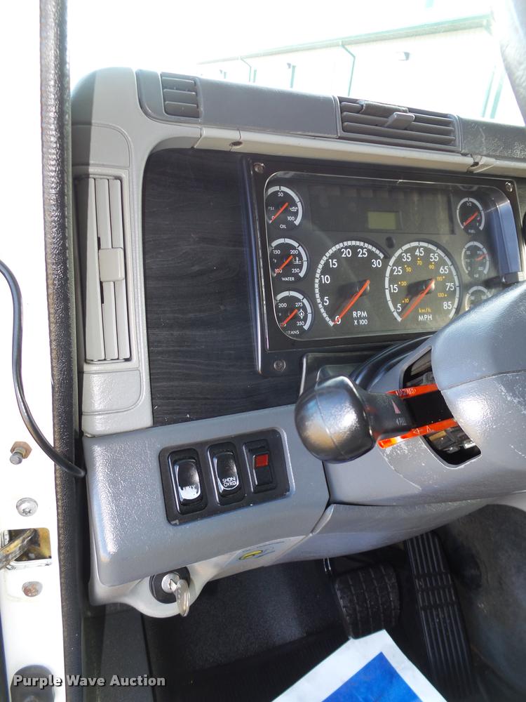 image for item DA0573 2005 Freightliner Columbia semi truck