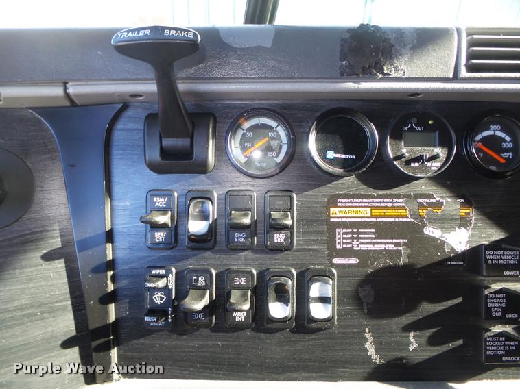 image for item DA0573 2005 Freightliner Columbia semi truck