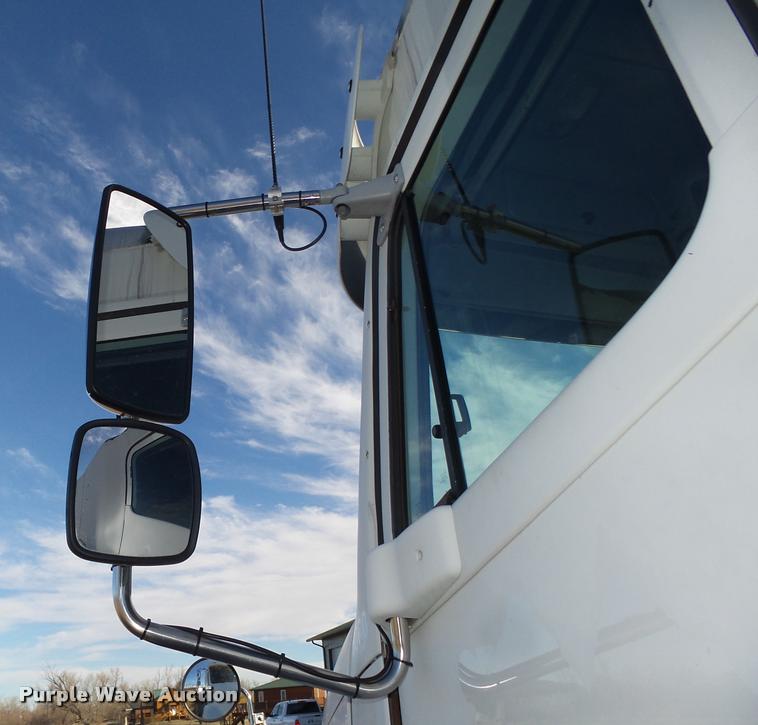 image for item DA0573 2005 Freightliner Columbia semi truck