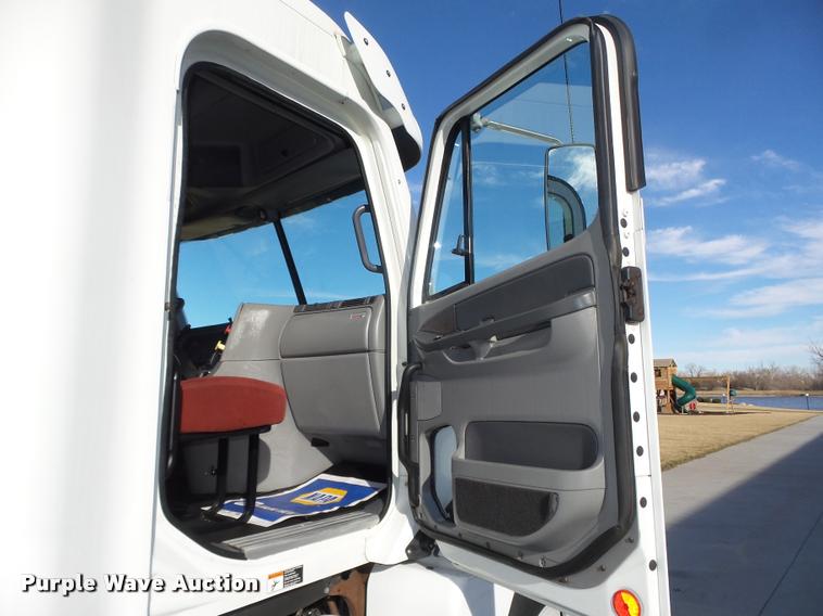 image for item DA0573 2005 Freightliner Columbia semi truck