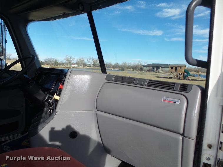 image for item DA0573 2005 Freightliner Columbia semi truck