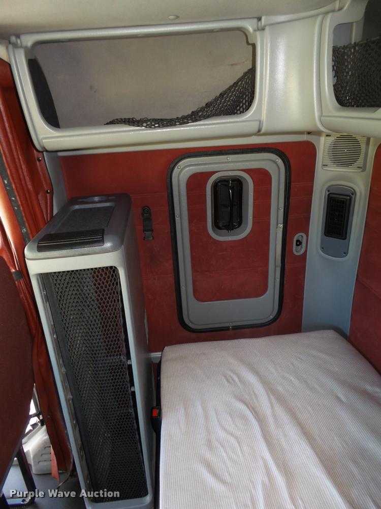 image for item DA0573 2005 Freightliner Columbia semi truck