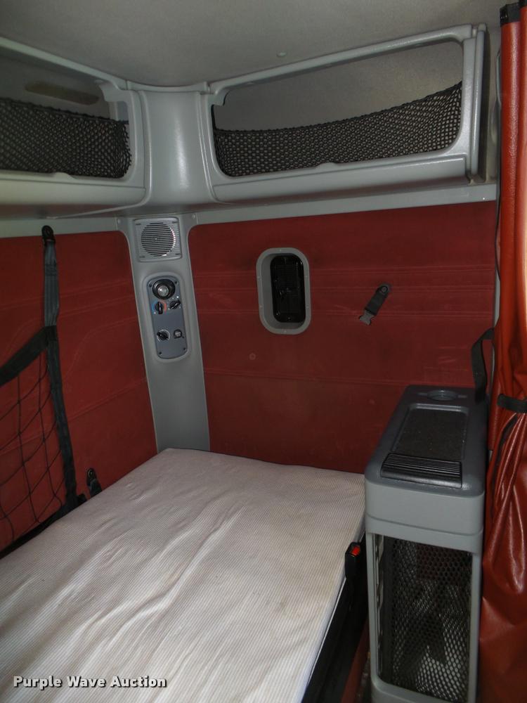 image for item DA0573 2005 Freightliner Columbia semi truck