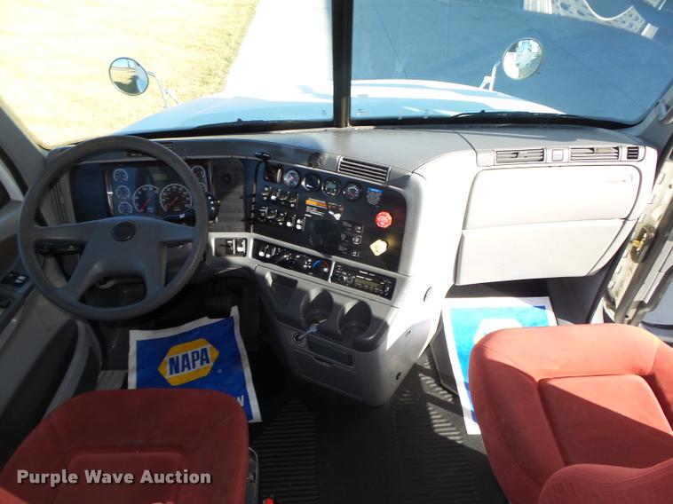 image for item DA0573 2005 Freightliner Columbia semi truck